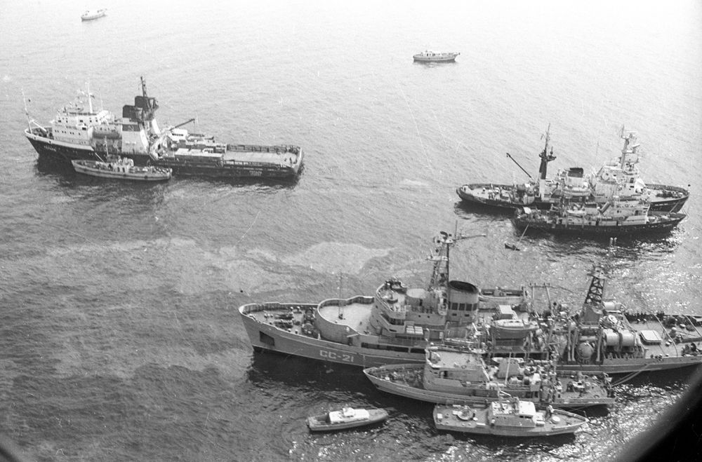 Место гибели теплохода «Адмирал Нахимов». 1986 год. В ночь с 31 августа на 1 сентября в Цемесcкой бухте Новороссийска после столкновения с сухогрузом «Петр Васев» затонул теплоход «Адмирал Нахимов».