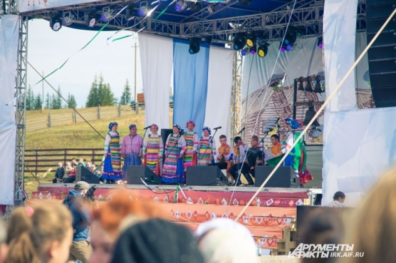 Перел гостями выступили народные коллективы из Иркутской области и других регионов России. 