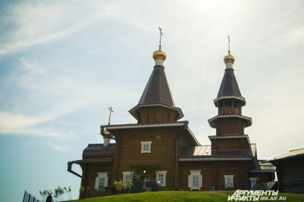 Новая церковь уже полностью готова к службам. Построили её из круглого бруса на самом высоком месте исторического комплекса.