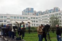 Журналисты у здания школы №1 в Ивантеевке Московской области, где подросток открыл стрельбу.