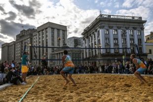 Пляжный волейбол во время празднования Дня города в Москве.