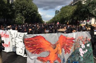 В Париже начались столкновения демонстрантов с полицией