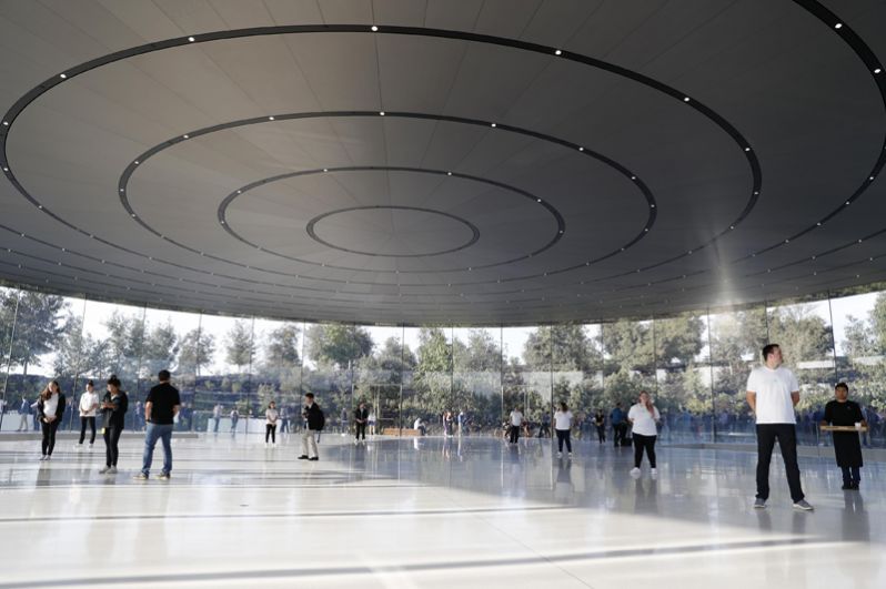 Люди ждут начала презентации в новом кампусе Apple в Купертино, Калифорния.