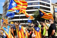 Участники акции в поддержку референдума за независимость и отделение Каталонии от Испании на улицах Барселоны.