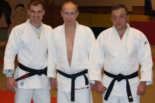 Дмитрий Черных справа от президента России, президента Европейского союза дзюдо Владимира Путина