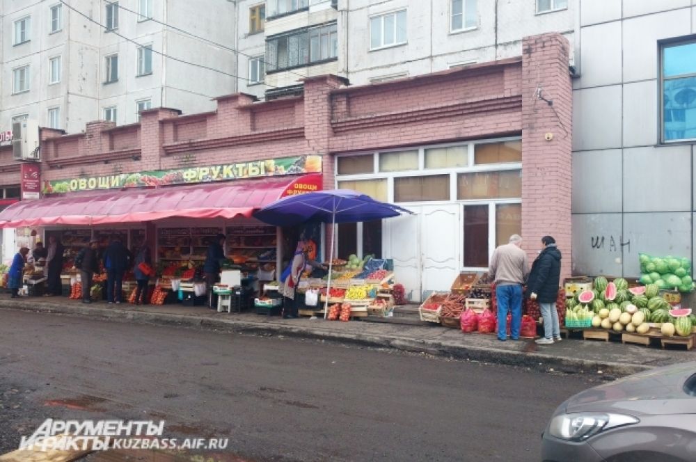 Всё это можно было назвать торговлей без границ, потому что арбузы и дыни лежали буквально под ногами, а рядом с одним лотком появлялся второй и т.д.