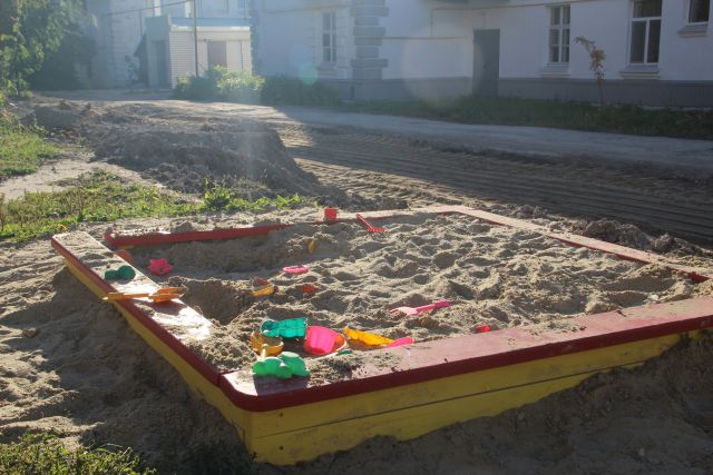 Песочница детской площадки оказалась на самой границе будущей парковки. 