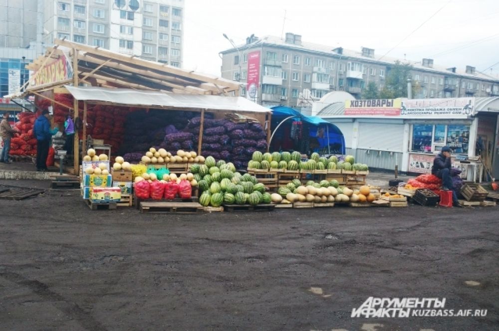 Большинство торговых точек - развалы с фруктами и овощами.
