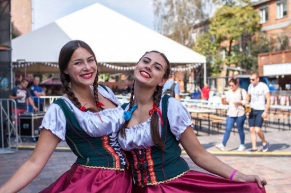 «Дресс-кода» на фестивале как такового нет, однако большинству участников известно, во что стоит одеваться во время «Октоберфеста».