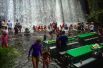 Ресторан Labassin Waterfall приходят вместе с детьми, а столики в этом заведении стоят прямо в воде