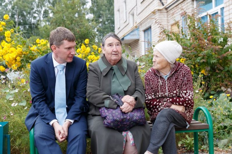 Снимок, на котором Максим Решетников общается с бабушками, вызвал ажиотаж в социальных сетях.