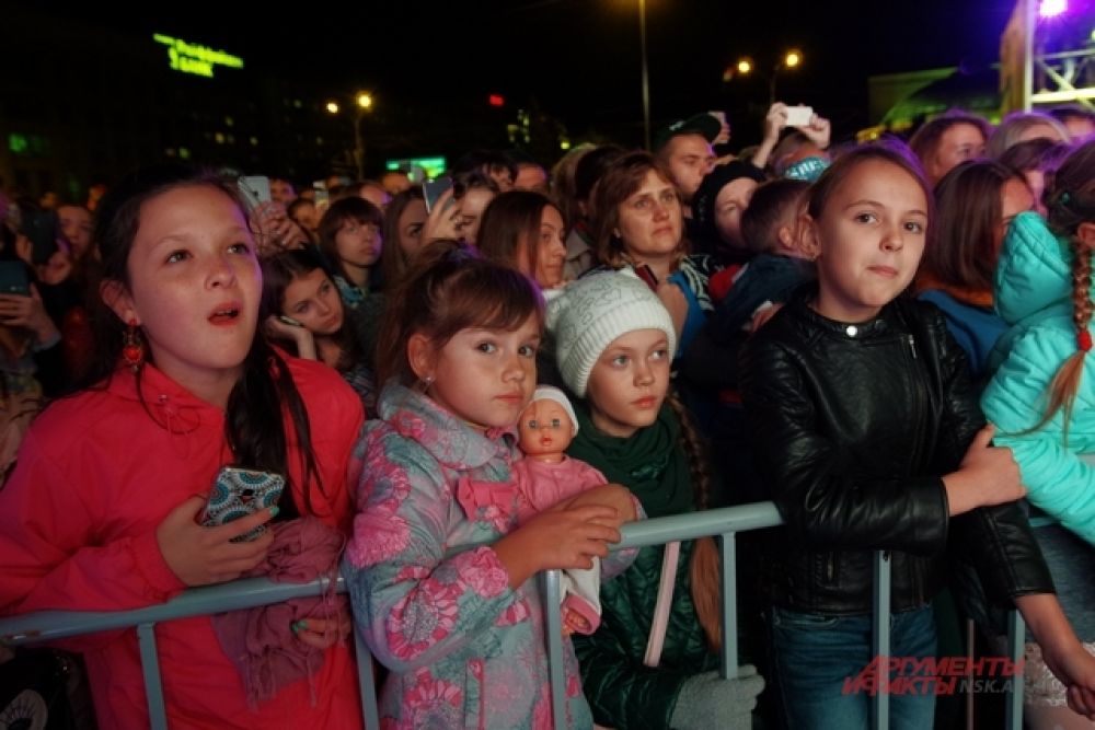 И даже взгляды самых маленьких наблюдателей концерта были прикованы к сцене.