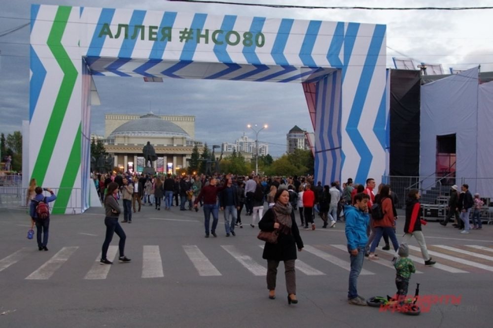 В субботу у главной городской площадки было многолюдно.