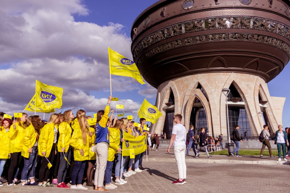 Все студенты были одеты одинаково и держали эмблему вуза.