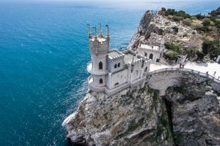 ЮНЕСКО: В Крыму бурят скалу под «Ласточкиным гнездом»
