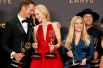 Актёры Александр Скарсгард, Николь Кидман и Риз Уизерспун празднуют победу в номинации «Лучший мини-сериал» вместе с командой фильма «Большая маленькая ложь».