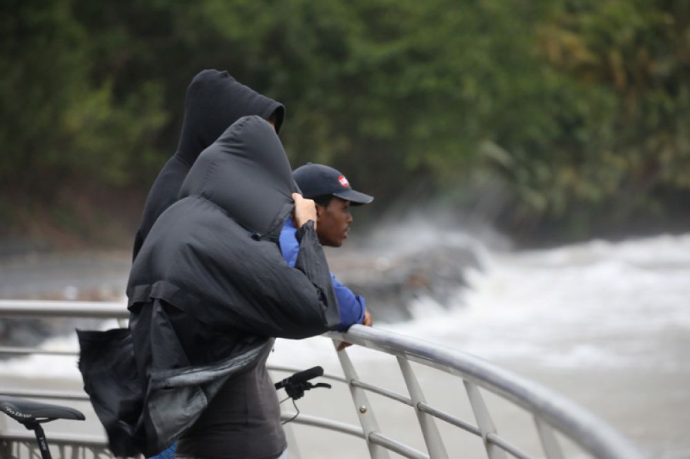 Местные жители наблюдают за тем, как ураган «Мария» подходит к городу Пети-Бург на острове Гваделупа.