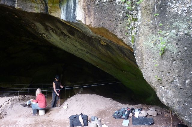 В пещере сейчас работают археологи.