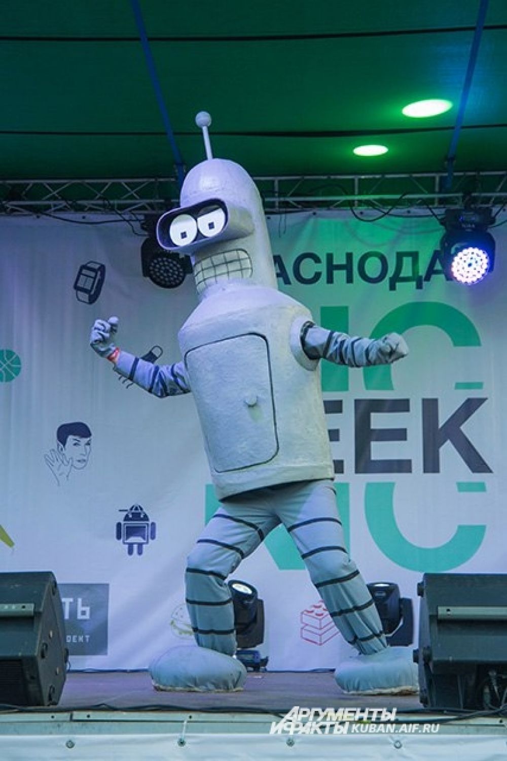 Робот Бендер из культового мультфильма Futurama.
