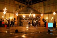 Фестиваль современного искусства «Дебаркадер» открылся уличным перфомансом «Энергия арт-революции» о событиях столетней давности.