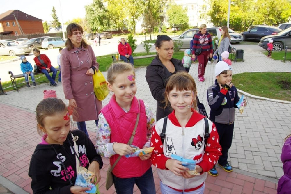 На щёчках красавиц сияли радуги, дельфинчики и цветы