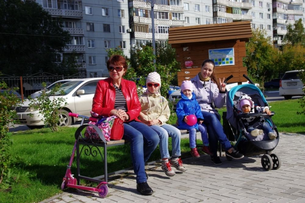 Утомленные и счастливые группы поддержки греются на сентябрьском солнышке