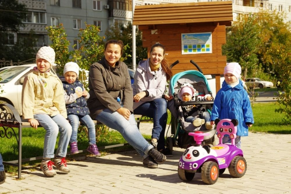 К 12 часам площадка постепенно наполнялась счастливыми мамочками и их малышами