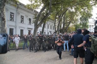 Протест в Одессе: Активисты атакуют полицию и требуют отставки мэра