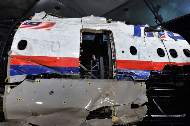 Представление доклада об обстоятельствах крушения лайнера Boeing 777 Malaysia Airlines (рейс MH17) на Востоке Украины 17 июля 2014 года на военной базе Гилзе-Рейен в Нидерландах.