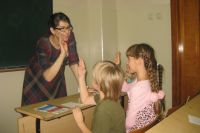 Во многих школах для глухих и слабослышащих детей учителя не знают жестовый язык.
