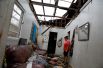 Женщина оценивает причинённый ураганом ущерб в Салинасе, Пуэрто-Рико.