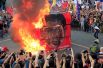 21 сентября. Протестующие сжигают портрет президента Родриго Дутерте в Маниле, Филиппины.