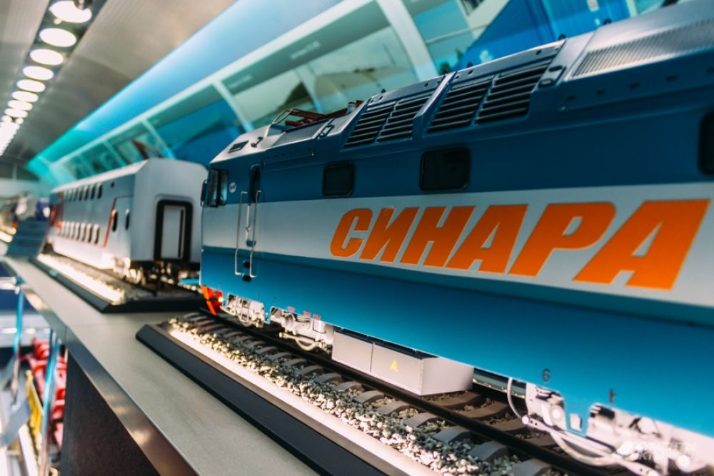 Поезда «Синара» выпускаются в Екатеринбурге. Есть грузовые поезда, а есть и пассажирские аналоги «Ласточки».