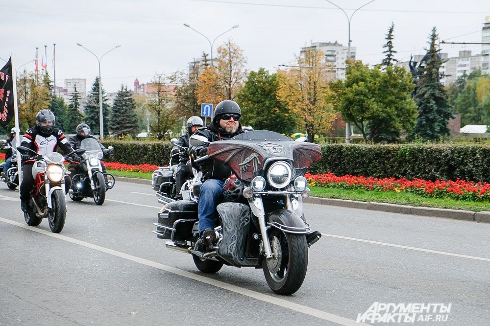 Перед началом движения колонны сотрудники ГИБДД проверили наличие документов, регистрационных знаков и шлемов у всех участников.