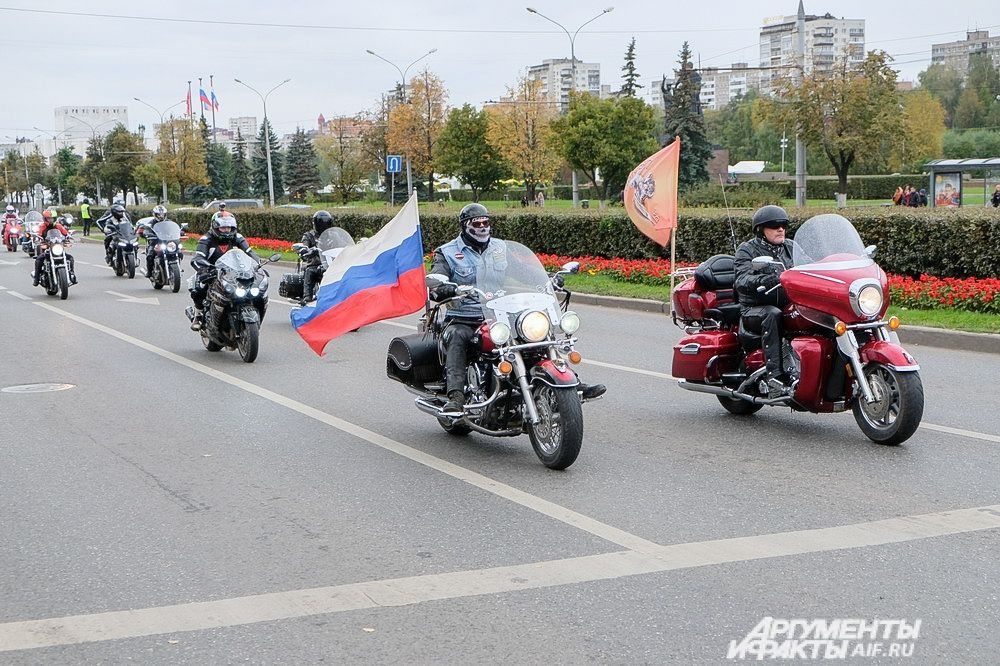 В колонне мотоциклисты двигались парами.
