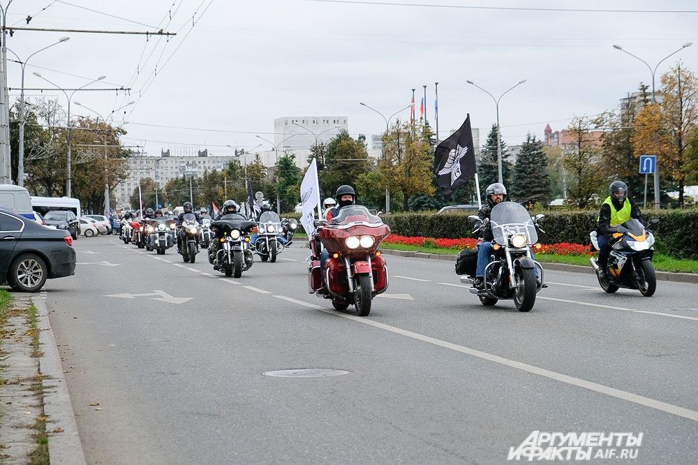 Колонна байкеров проехала по центральным улицам Перми.
