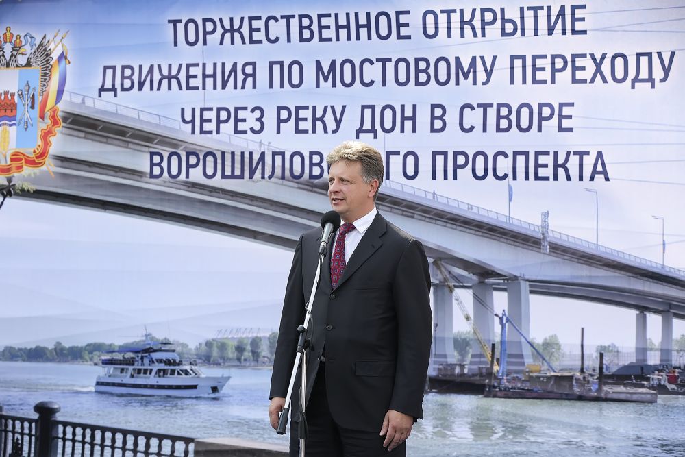 Автомобильную переправу через реку Дон торжественно открыли 23 сентября, на три месяца раньше срока.