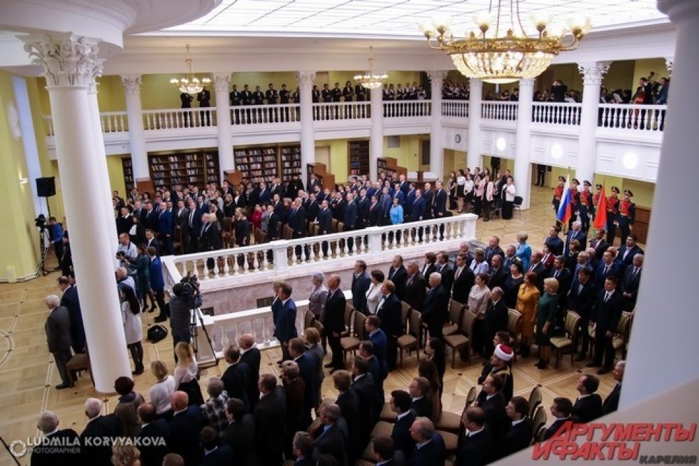 Гости встали при исполнении государственного гимна