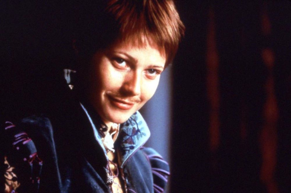 За роль в фильме «Влюблённый Шекспир» (1998), рассказывающем историю романтических отношений между Виолой де Лессепс и Уильямом Шекспиром во время его работы над пьесой «Ромео и Джульетта» она получила «Оскар» в номинации «лучшая женская роль».