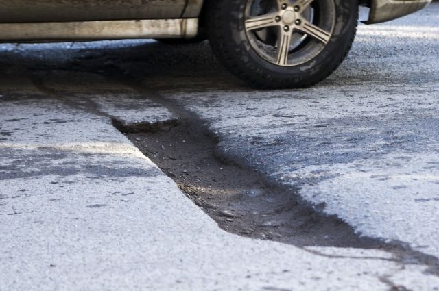 Регулярно автомобилисты страдают от ям на дорогах.