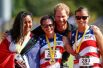 Принц Гарри и призёры в беге на 100 метров среди женщин: Сара Раддер (США, золото), Сабрина Даулаус (Франция, серебро) и Кристи Вайс (США, бронза).