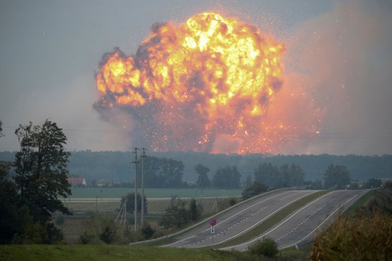По данным МВД Украины, информация о взрывах боеприпасов на военных складах министерства обороны Украины поступила в государственную службу по чрезвычайным ситуациям около 22:00 вторника по местному времени.