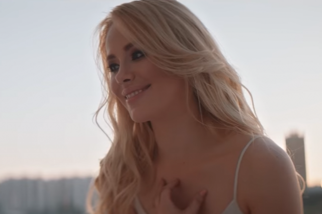 Девушка играет главную героиню в клипе на песню «На закате плачет мачо».