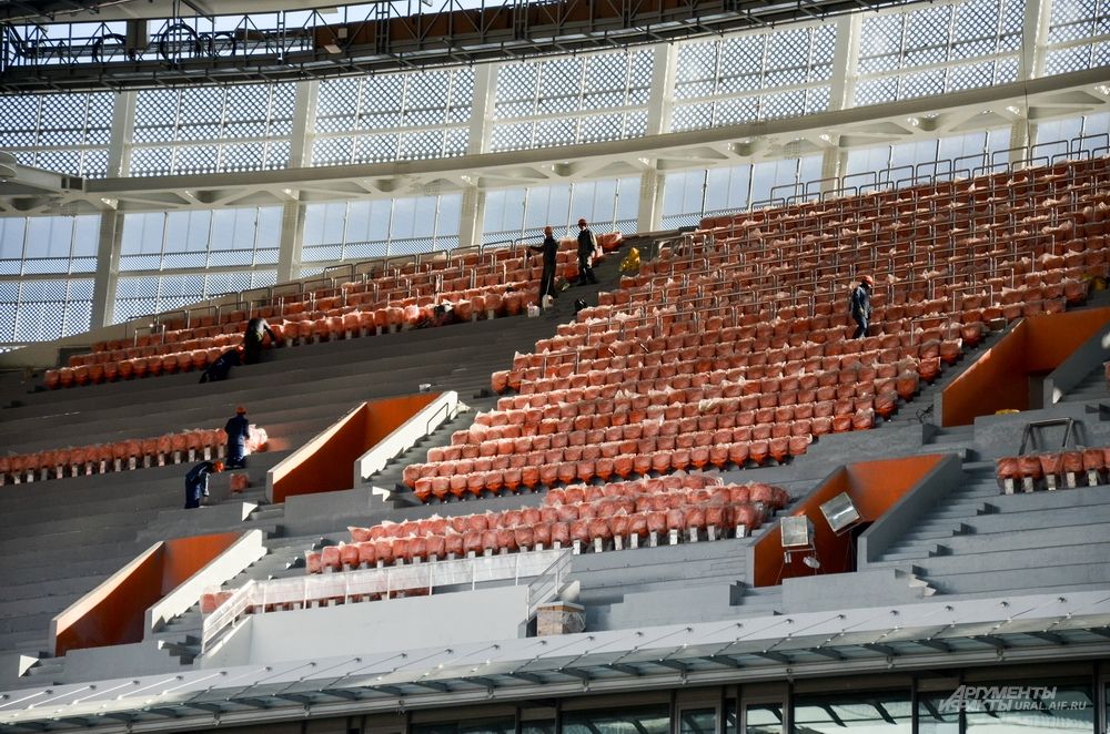 Установлено 14 000 зрительских кресел.