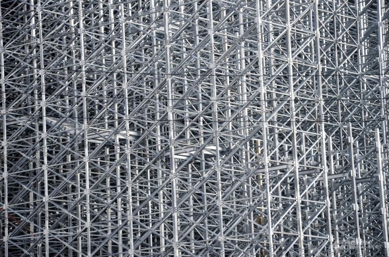 «Екатеринбург Арена» готова на 90% и должна быть сдана к концу этого года. На фото – элементы конструкции одной из передвижных трибун.