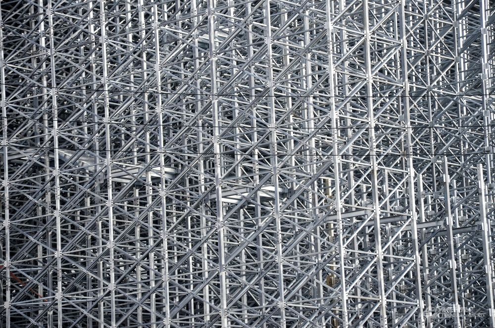 «Екатеринбург Арена» готова на 90% и должна быть сдана к концу этого года. На фото – элементы конструкции одной из передвижных трибун.