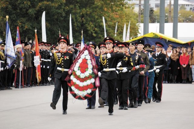 Перед началом фестиваля участники возложили цветы к памятнику «Героям фронта и тыла».