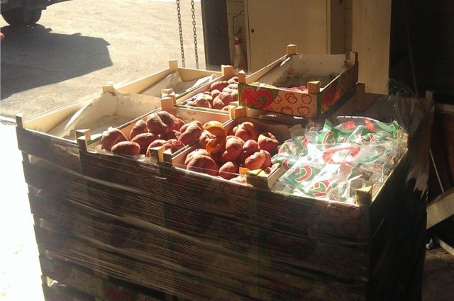 Персики были обнаружены на оптовом рынке «Луч». 