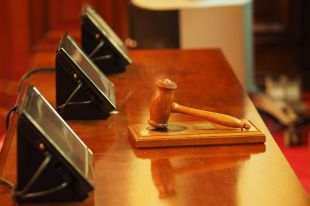 Суд признал омича виновным в незаконном переводе денег.
