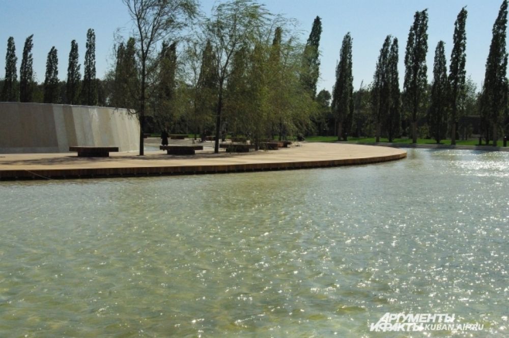 Это не река и не искусственное озеро, а фонтан-каток из нового парка.